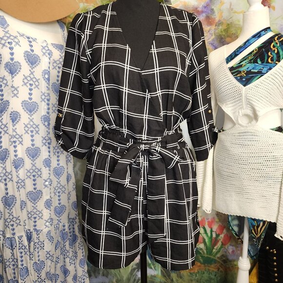 NWT-Women’s Black & White Checkered 3/4 Sleeve V-Neck Romper -Gianni Bini - Picture 1 of 7